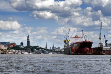 Hamburg, Almanya - 11 Haziran 2016: Hamburg şehir ve konteyner gemisi Montreal hızlı bir havuz içinde