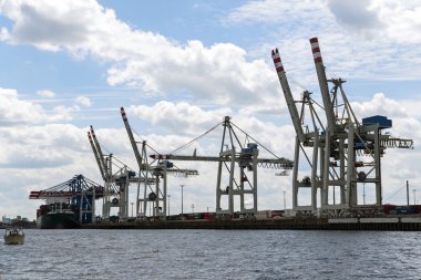 Hamburg, Almanya - 11 Haziran 2016: Vinçler ve Uluslararası kargo limanda bir konteyner gemisi