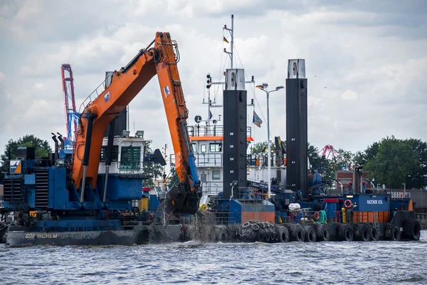 Hamburg, Niemcy - 11 czerwca 2016: pływająca pogłębiarka pogłębia toru wodnego dla dużych kontenerowców w porcie ładunku — Zdjęcie stockowe