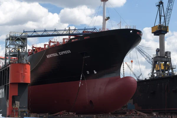 Hamburg, Niemcy - 11 czerwca 2016: gruszka dziobowa kontenerowiec Montreal Express w suchym doku — Zdjęcie stockowe