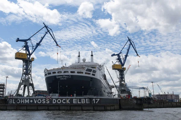 Hamburg, Niemcy - 11 czerwca 2016: Rms Queen Mary 2, liniowiec transatlantycki w stoczni Blohm i Voss w cargo port — Zdjęcie stockowe