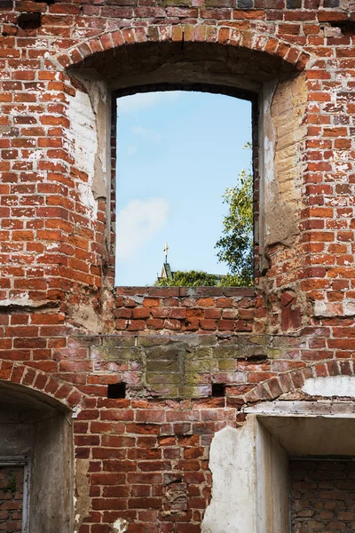 Fönster i en vägg av en kloster fördärvar i syfte att små korset av en kyrka — Stockfoto