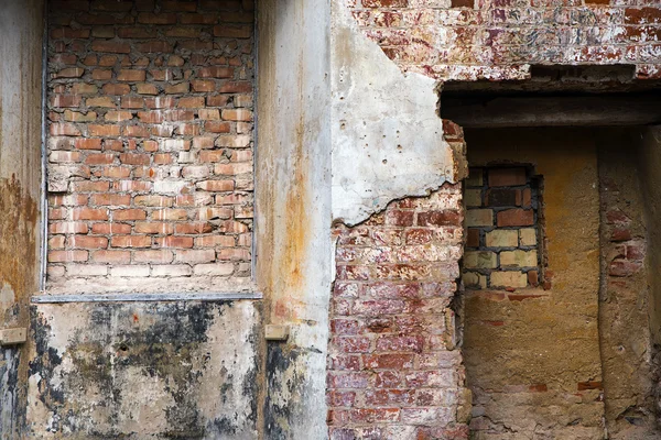 Διαφορετικές δομές και υφές τοίχοι από τούβλα και σοβά σε ένα ερείπιο — Φωτογραφία Αρχείου