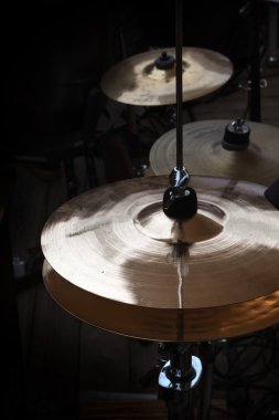 Merhaba-şapka ve ziller Sahne Alanı'nda, müzik aletleri bir perküsyon bateri seti, koyu arka plan