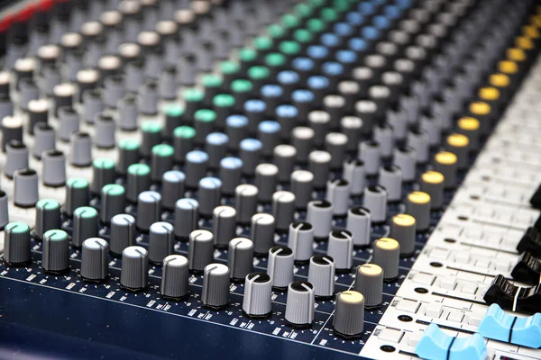 Parte di una console di mixaggio audio proffesionellen, dispositivo musicale per segnali audio — Foto Stock