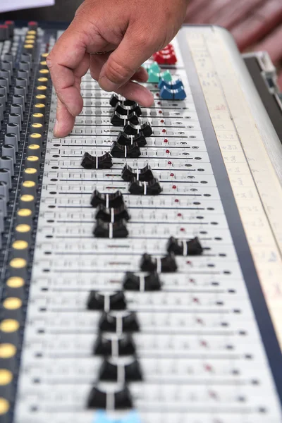 Parte de una consola de mezcla de sonido proffesionellen, maneja los controles deslizantes, dispositivo de música para la señal de audio — Foto de Stock