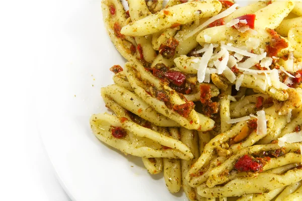 Pasta italiana casera variedad capunti con aglio e olio, que es ajo y aceite, tomates en escabeche y parmesano, fondo se desvanece a blanco — Foto de Stock