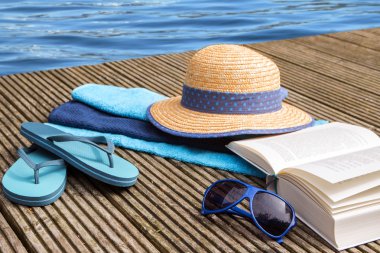 yaz tatili, mavi su ve havuz başında bir ahşap banyo iskelede plaj tatil için aksesuarlar