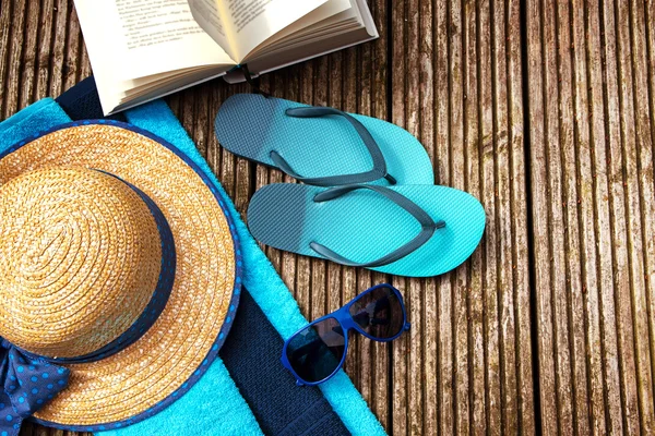 Vacaciones de verano, accesorios para vacaciones de playa y un libro en una pasarela de madera rústica —  Fotos de Stock