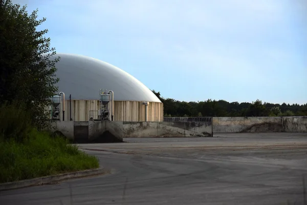 Usine de biogaz pour les énergies renouvelables contre le ciel bleu, l'agriculture et le concept d'énergie — Photo