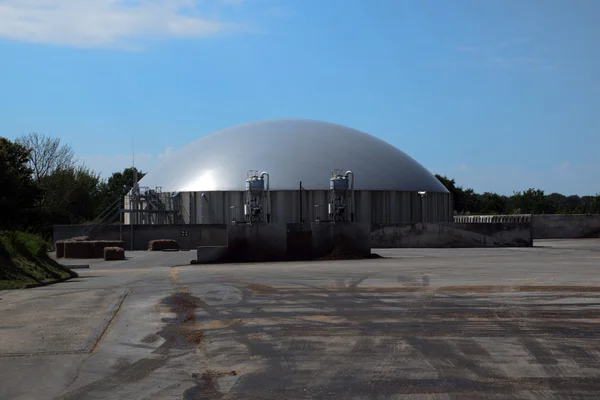 Impianto a biogas per energie rinnovabili contro il cielo azzurro con nuvole — Foto Stock