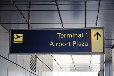 Uluslararası Havaalanı'nda terminal çıkış yapan yolcu için bilgi işareti