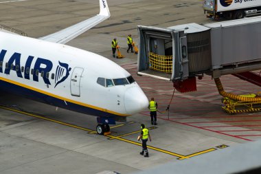 Hamburg; Almanya; 27 Temmuz 2016: Ryanair uçak ve yolcu yol açın, Hamburg, Almanya Uluslararası Havaalanı terminal