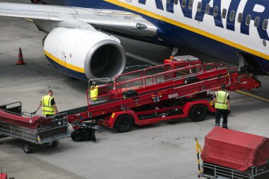 Hamburg; Almanya; 27 Temmuz 2016: Uçak Ryanair ve Hamburg, Almanya Uluslararası Havalimanı'nda yolcu Bagaj boşaltma