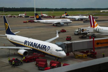 Hamburg; Almanya; 27 Temmuz 2016: Ryanair uçak ve Lufthansa Hamburg, Almanya Uluslararası Havaalanı terminalinde pist üzerinde