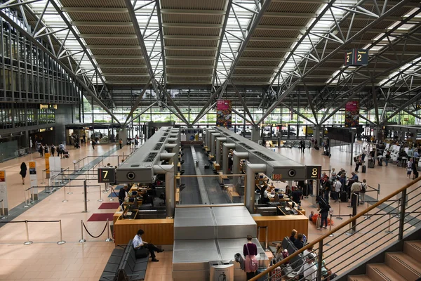 HAMBURG; ALEMANHA; JULHO 27, 2016: terminal de passageiros com check-in e bagagem no aeroporto internacional Hamburgo, Alemanha — Fotografia de Stock