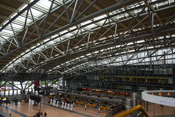 Hamburg; Duitsland; 27 juli 2016: passagiersterminal op de internationale luchthaven Hamburg Fuhlsbuettel in Duitsland — Stockfoto