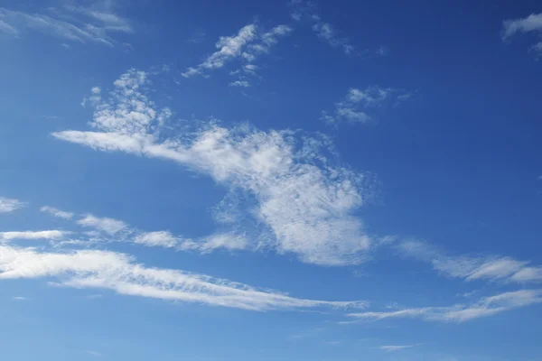 Céu azul com nuvens brancas, textura de fundo — Fotografia de Stock