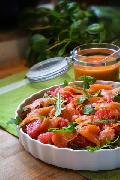 Sallad med rucola, grapefrukt och rökt lax, en ny sommar apetizer för kalla buffén — Stockfoto