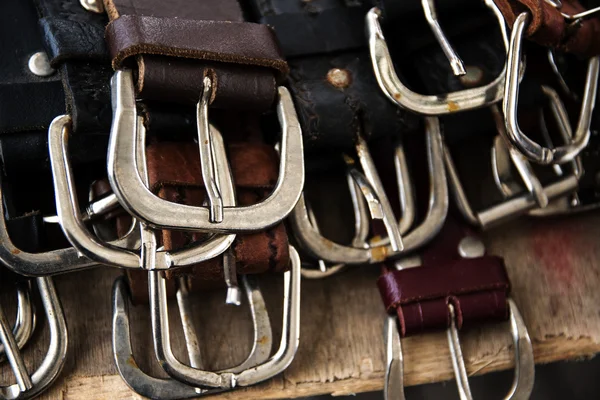 Mehrere silberne Gürtelschnallen aus Leder zum Verkauf auf einem Flohmarkt — Stockfoto