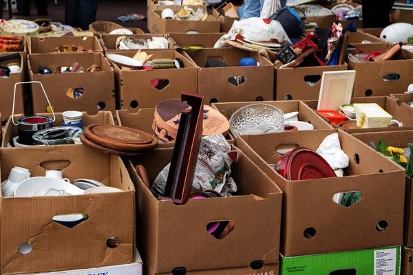Muchas cajas de cartón con material usado para la venta en el mercado de pulgas —  Fotos de Stock