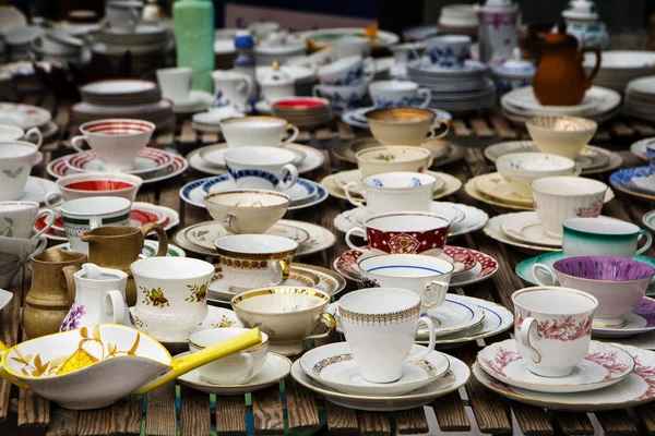 Tazas de café decoradas de porcelana de porcelana fina en un mercado de pulgas —  Fotos de Stock