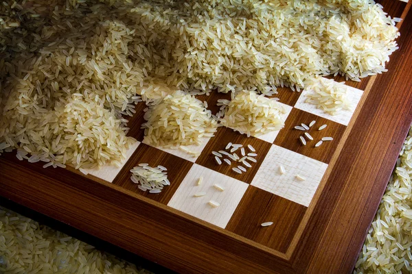 Chessboard with expotential growing heaps of rice grains, legend of of unlimited growth — Stock Photo, Image