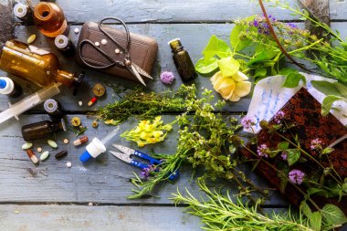 doğal tıp ortodoks tıp hapları ve şifalı otlar ışık rustik ahşap ekipman ile damla