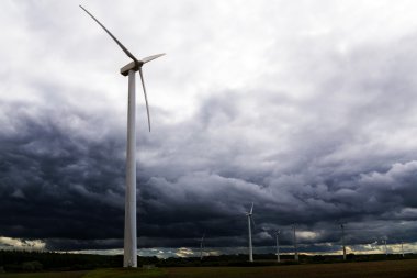 yaklaşan fırtına karanlık bulutlar, kavram karşı Rüzgar türbinleri yenilenebilir enerji için