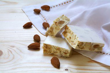  badem ve ahşap bir masa peçeteye Torrone veya beyaz nuga