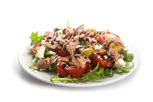Thunfischsalat mit Tomaten, Oliven und Rucola, isoliert mit Schatten auf weißem Hintergrund — Stockfoto