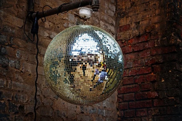Disco-Spiegelkugel vor einer alten Backsteinmauer auf einer Grungy Party in einer Ruine — Stockfoto