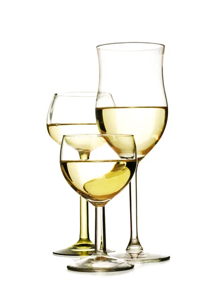 Τρία διαφορετικά ποτήρια με λευκό κρασί που απομονώνονται σε λευκό φόντο — Φωτογραφία Αρχείου