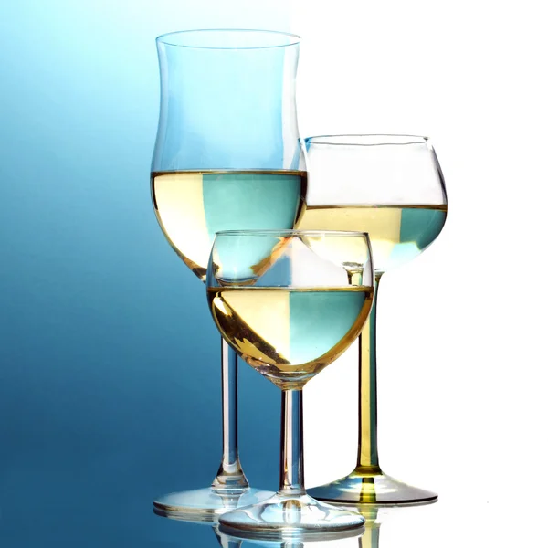 Abstract wine glasses, background half blue, half white — Stock Photo, Image