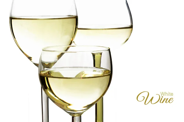 Τρία ποτήρια με λευκό κρασί, closeup, απομονώνεται ενάντια σε λευκό, δείγμα κειμένου — Φωτογραφία Αρχείου