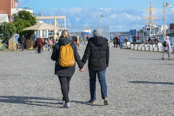 Lubeck Travemunde Duitsland Oktober 2020 Jonge Echtpaar Maken Een Vakantietocht — Stockfoto