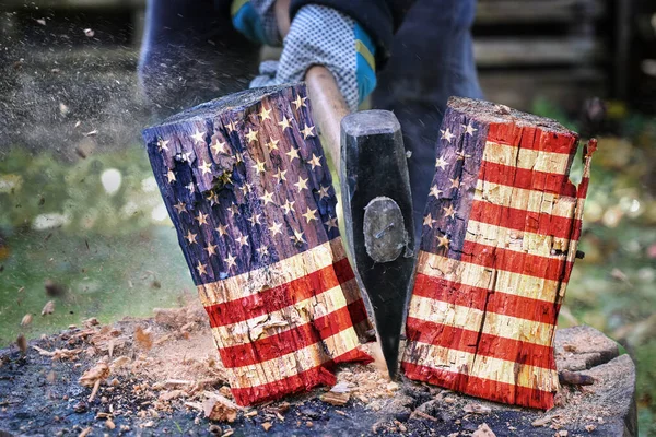Holzblock Mit Amerikanischer Flagge Wird Mit Einer Axt Zwei Hälften — Stockfoto