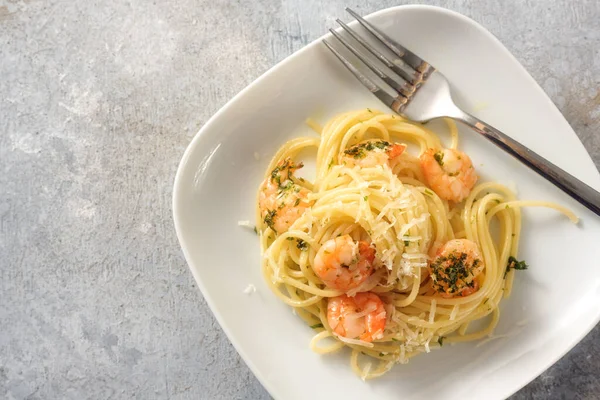 Espaguete Com Camarões Salsa Alho Aperitivo Frutos Mar Mediterrâneos Prato — Fotografia de Stock