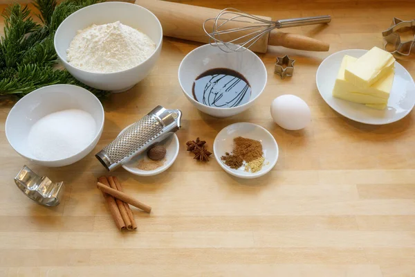 Ingredientes Para Assar Biscoitos Gengibre Natal Uma Bancada Madeira Brilhante — Fotografia de Stock