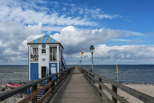 Lubmin Tyskland September 2020 Havsbro Med Badvakt Stationshus Blå Himmel — Stockfoto