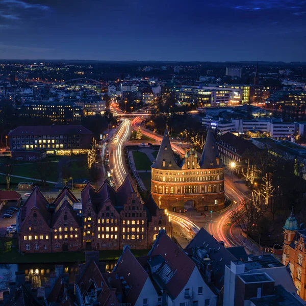 Lübeck Dezember 2019 Nachtansicht Über Das Beleuchtete Holstentor Und Die — Stockfoto