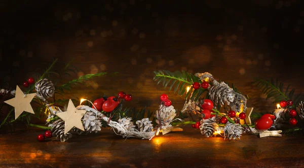 Weihnachtsdekoration Mit Zweigen Zapfen Hagebutten Sternen Und Warmen Lichtern Vor — Stockfoto