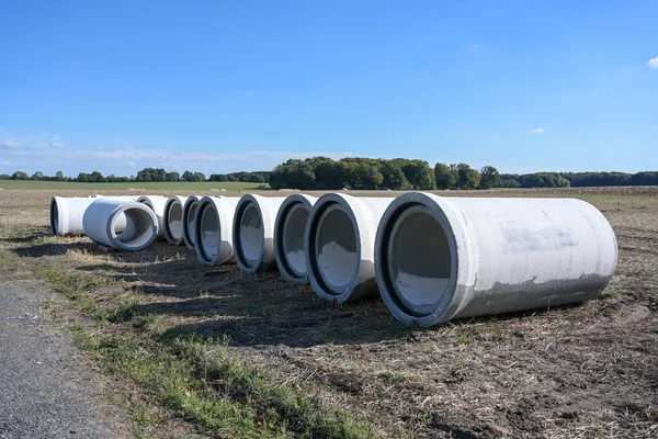 Velké Betonové Vodovodní Trubky Ležící Staveništi Poli Pro Vybudování Kanalizace — Stock fotografie