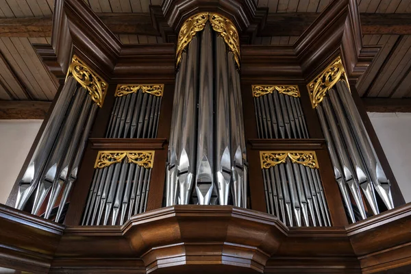 Fasada Skrzyni Organów Ciemnego Drewna Złotymi Zdobieniami Kościele Mariackim Gudow — Zdjęcie stockowe