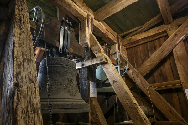 ドイツグドウ2020年11月13日 小さな村シュレースヴィヒ ホルシュタイン州の聖マリア教会の鐘とチャイミング駆動機構を持つ木造建築の古い教会の塔の中で 焦点を選択し フィールドの狭い深さ — ストック写真