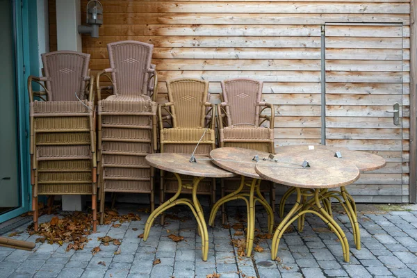 Tafels Stoelen Gestapeld Het Terras Van Een Restaurant Gesloten Tijdens — Stockfoto