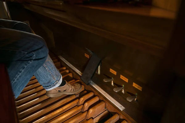 Organista Está Jogando Placa Pedal Órgão Tubulação Uma Igreja Espaço — Fotografia de Stock