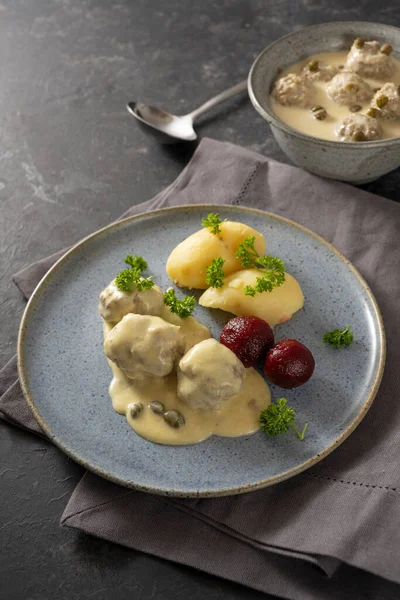 Koenigsberger Klopse Eller Kokta Köttbullar Vit Bechamelsås Med Kapris Potatis — Stockfoto