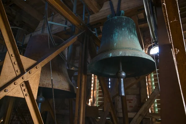 在加德布什市教堂塔楼的金属框架内悬挂着沉重的铃铛 它们在像圣诞节和复活节这样的敬拜和基督教节日中歌唱 被选定为焦点 — 图库照片