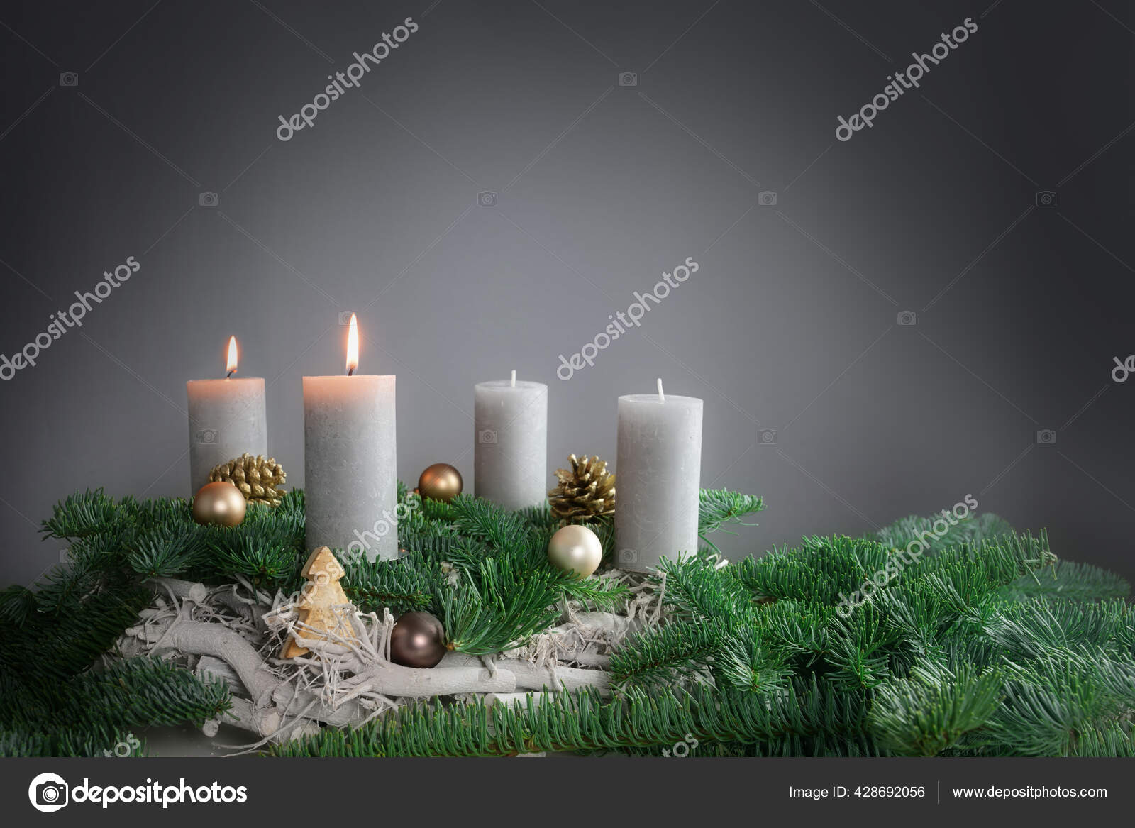 四支蜡烛中的两支正在为冷杉枝条上的第二女修道院燃着在灰色的背景下装饰着圣诞装饰复制空间选定的焦点, image size:1600x1167